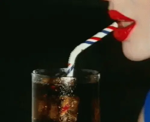 אישה שותה משקה מוגז אישה שותה משקה מוגז