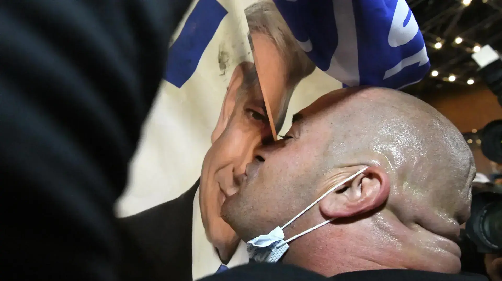 פעיל ליכוד מנשק פוסטר של בנימין נתניהו בבנייני האומה שבירושלים, יום הבחירות, 23 במרץ 2021