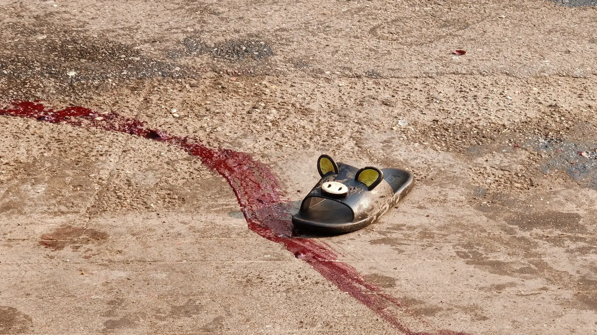 סנדל ועקבות דם אחרי פינוי פצוע מהפגנה בעיר יאנגון, מיאנמר, 27 במרץ 2021 סנדל ועקבות דם אחרי פינוי פצוע מהפגנה בעיר יאנגון, מיאנמר, 27 במרץ 2021