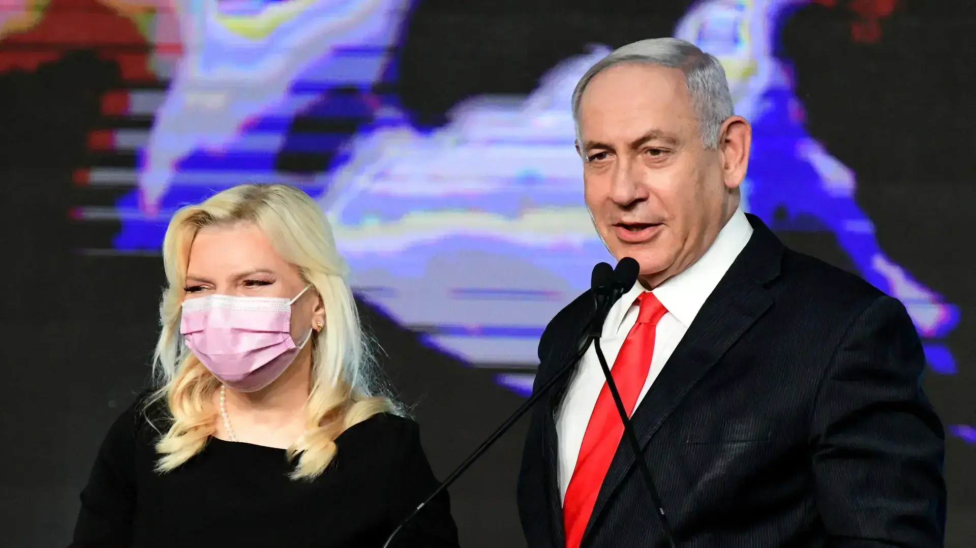 בנימין ושרה נתניהו בליל הבחירות, בנייני האומה, 23 במרץ 2021 בנימין ושרה נתניהו בליל הבחירות, בנייני האומה, 23 במרץ 2021