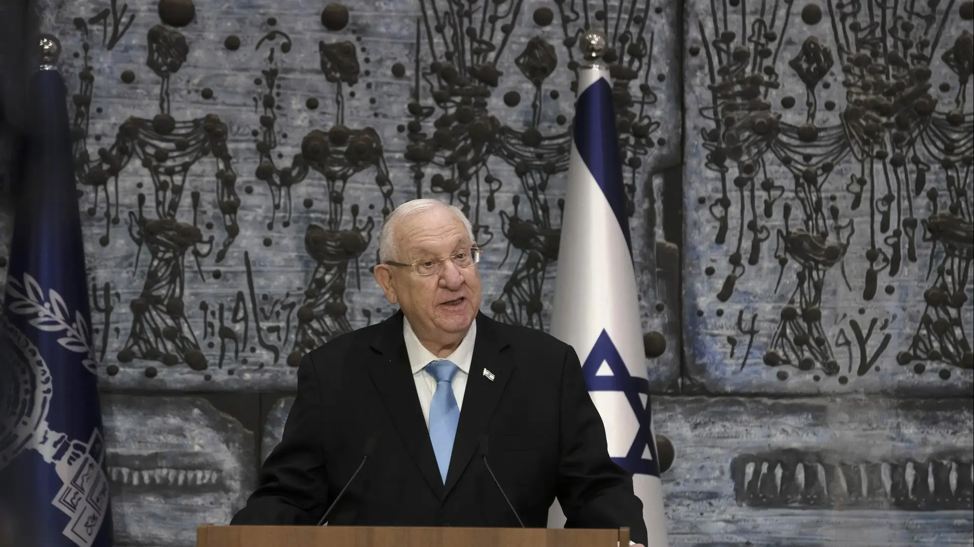 נשיא המדינה ראובן ריבלין מקבל לידיו את תוצאות הבחירות הרשמיות לכנסת ה-24. בית הנשיא, ירושלים נשיא המדינה ראובן ריבלין מקבל לידיו את תוצאות הבחירות הרשמיות לכנסת ה-24. בית הנשיא, ירושלים