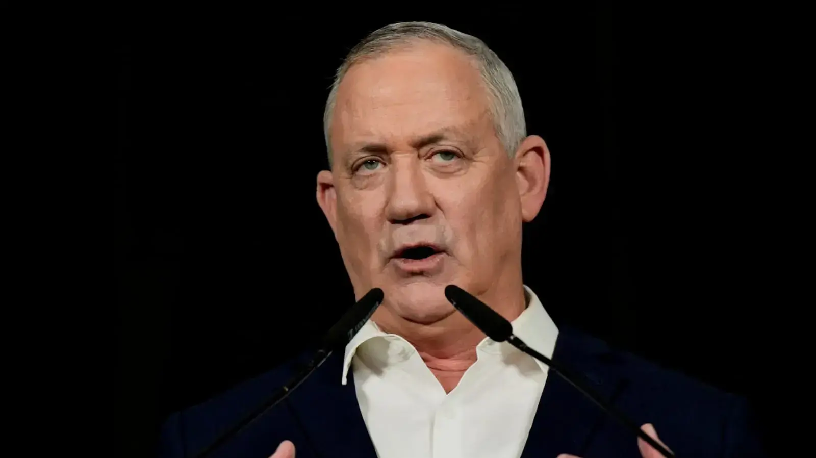 יו"ר כחול לבן, במהלך הצהרה לתקשורת בכפר המכבייה, ר"ג 31 במרץ 2021 יו"ר כחול לבן, במהלך הצהרה לתקשורת בכפר המכבייה, ר"ג 31 במרץ 2021