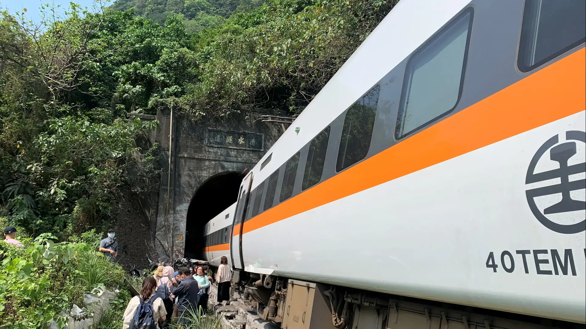 זירת תאונת רכבת במזרח טייוואן, נוסעים מפונים  לאחר שרכבת סטתה מהפסים, 2 באפריל 2021