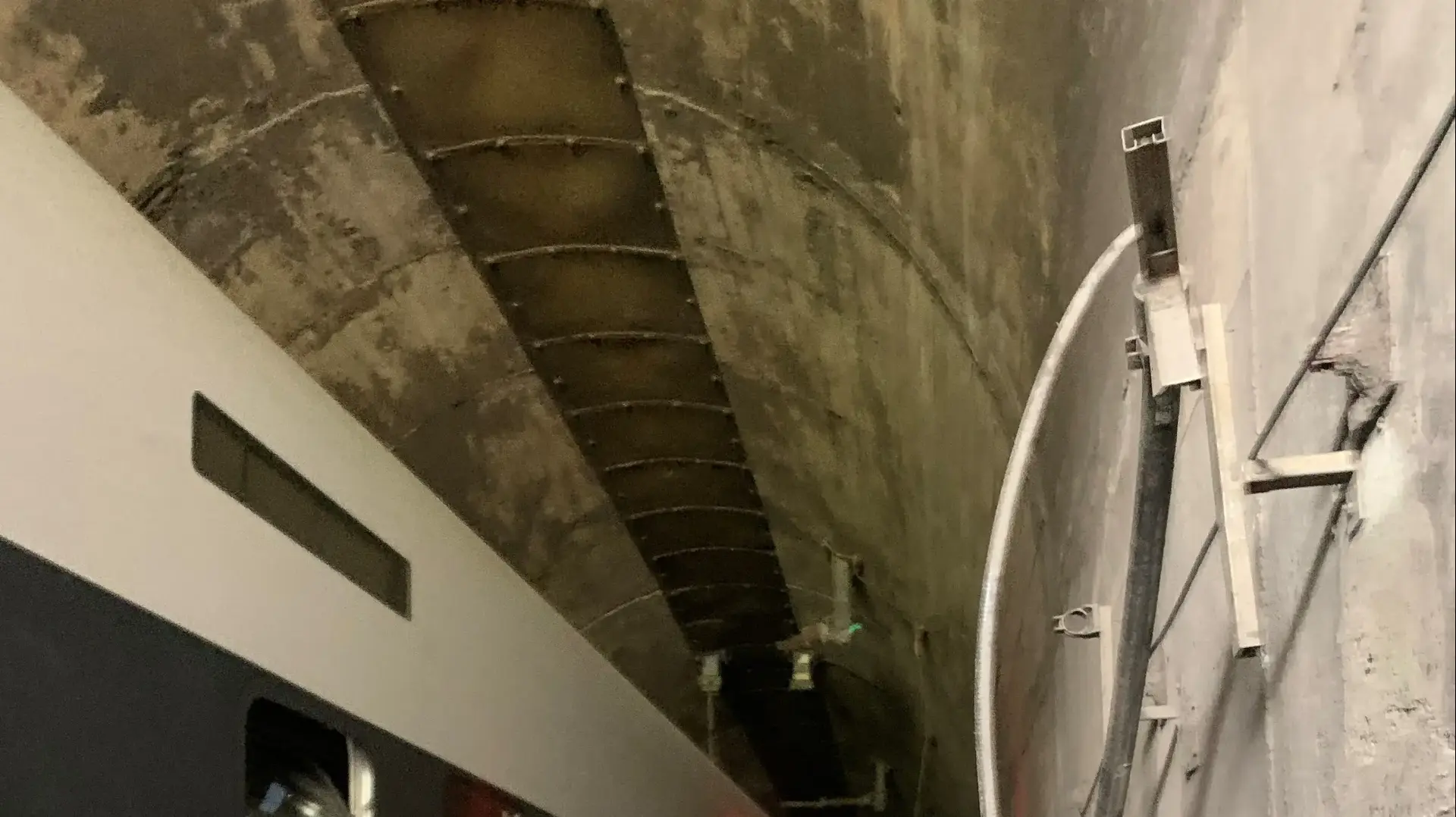 זירת תאונת רכבת במזרח טייוואן, נוסעים מפונים לאחר שרכבת סטתה מהפסים, 2 באפריל 2021 זירת תאונת רכבת במזרח טייוואן, נוסעים מפונים לאחר שרכבת סטתה מהפסים, 2 באפריל 2021