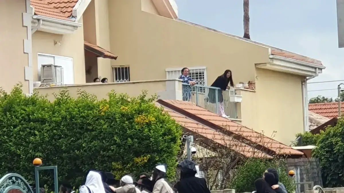 חסידי הרב ברלנד מחוץ לבית הו הם מאמינים שהוא שוהה בזכרון יעקב. 3. במרץ 2021