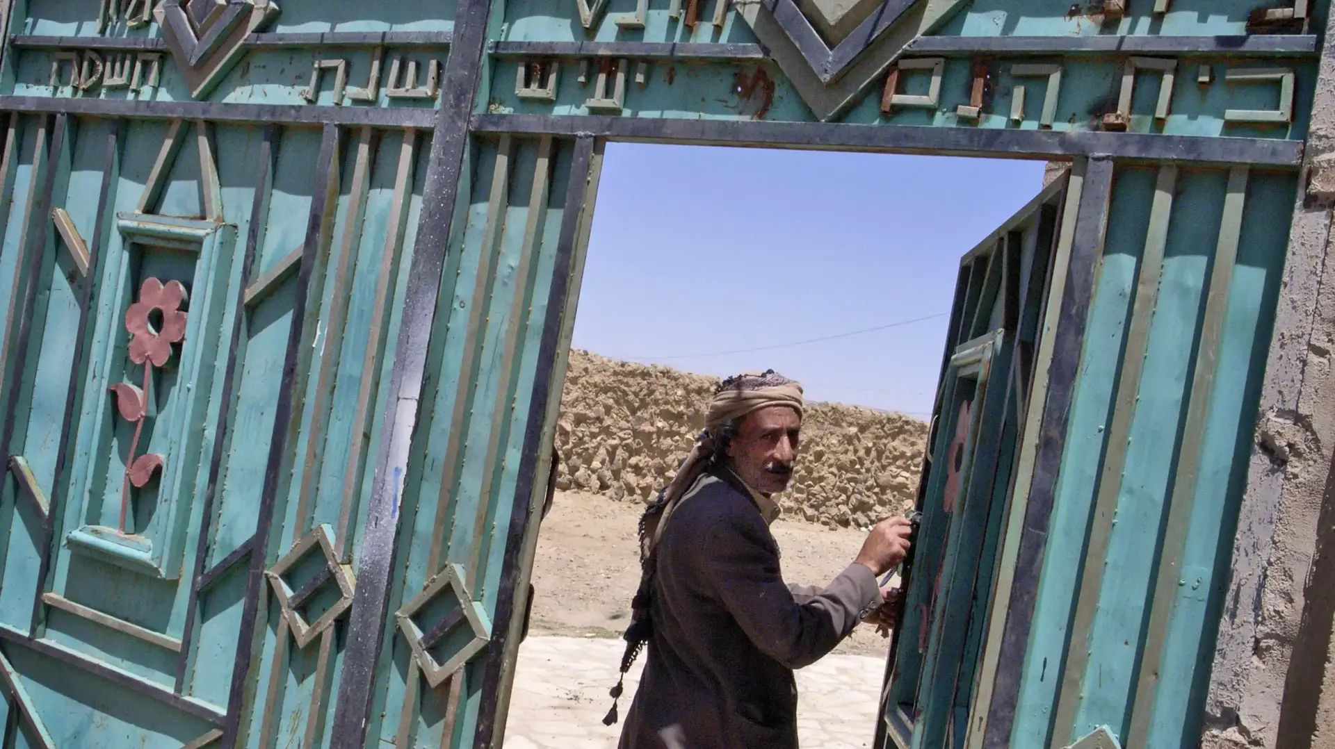 גבר בפתח מרכז יהודי בחאריף, תימן. 4 באוגוסט 2009 גבר בפתח מרכז יהודי בחאריף, תימן. 4 באוגוסט 2009