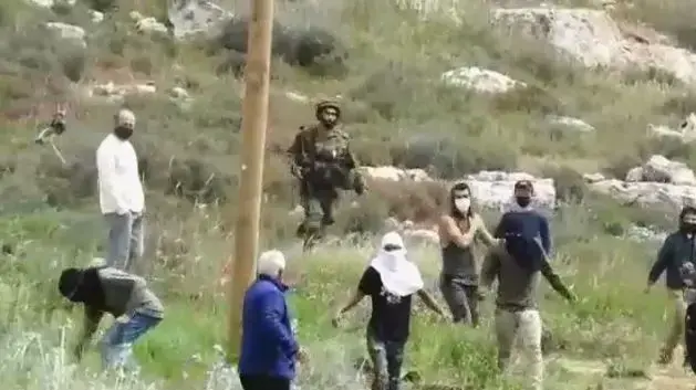 מתנחלים רעולי פנים תוקפים גבר פלסטיני בן 50 סמוך להתנחלות אש קודש, 3 באפריל 2021 מתנחלים רעולי פנים תוקפים גבר פלסטיני בן 50 סמוך להתנחלות אש קודש, 3 באפריל 2021