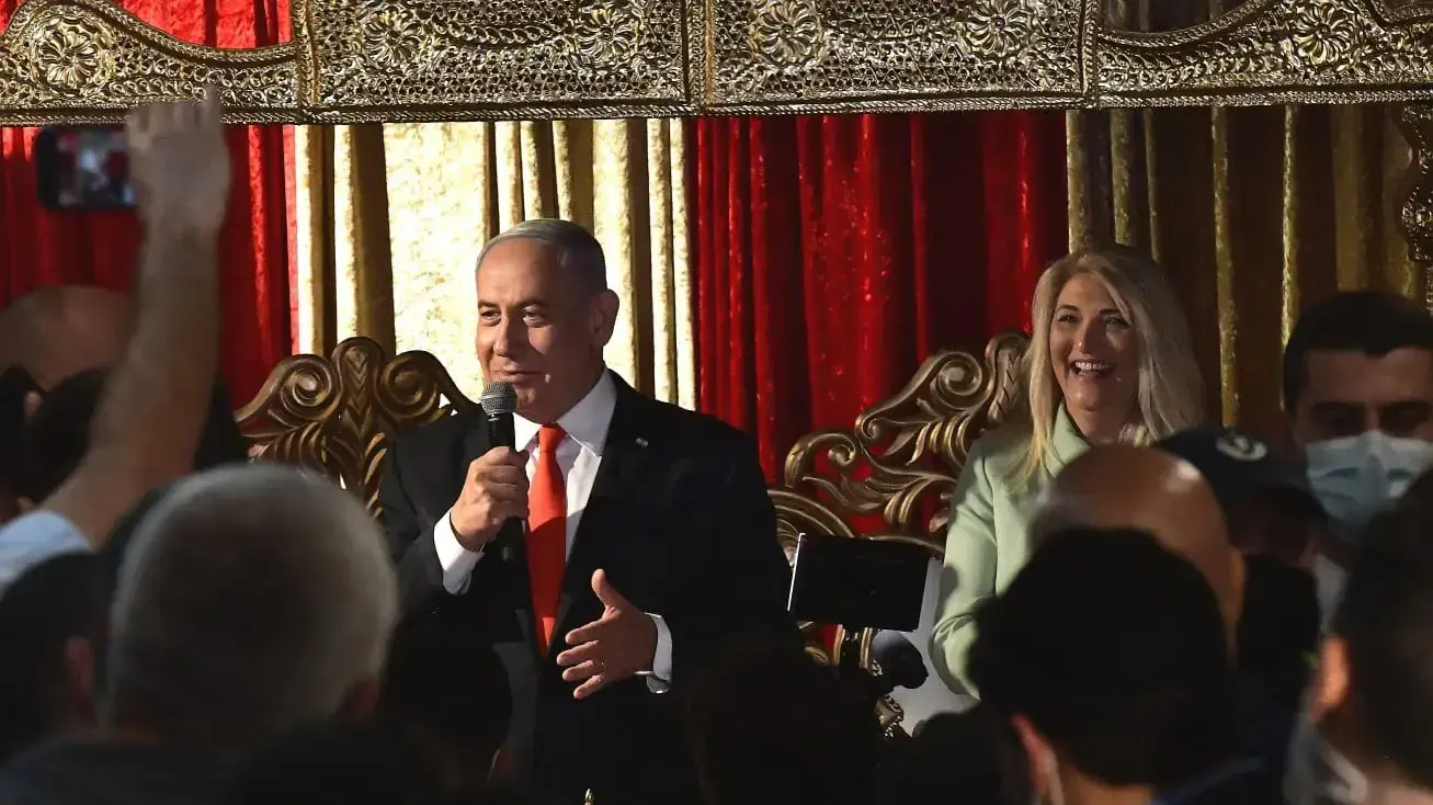 רה"מ נתניהו בחגיגות מימונה בביתה של אסנת מארק, מעלה אדומים, 3 באפריל 2021 רה"מ נתניהו בחגיגות מימונה בביתה של אסנת מארק, מעלה אדומים, 3 באפריל 2021