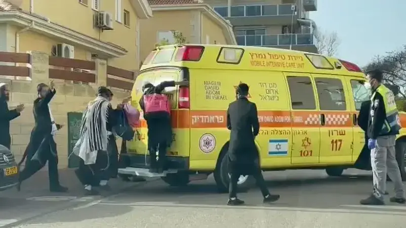 אליעזר ברלנד מפונה לבית החולים לאחר שנפל 5 באפריל 2021 אליעזר ברלנד מפונה לבית החולים לאחר שנפל 5 באפריל 2021
