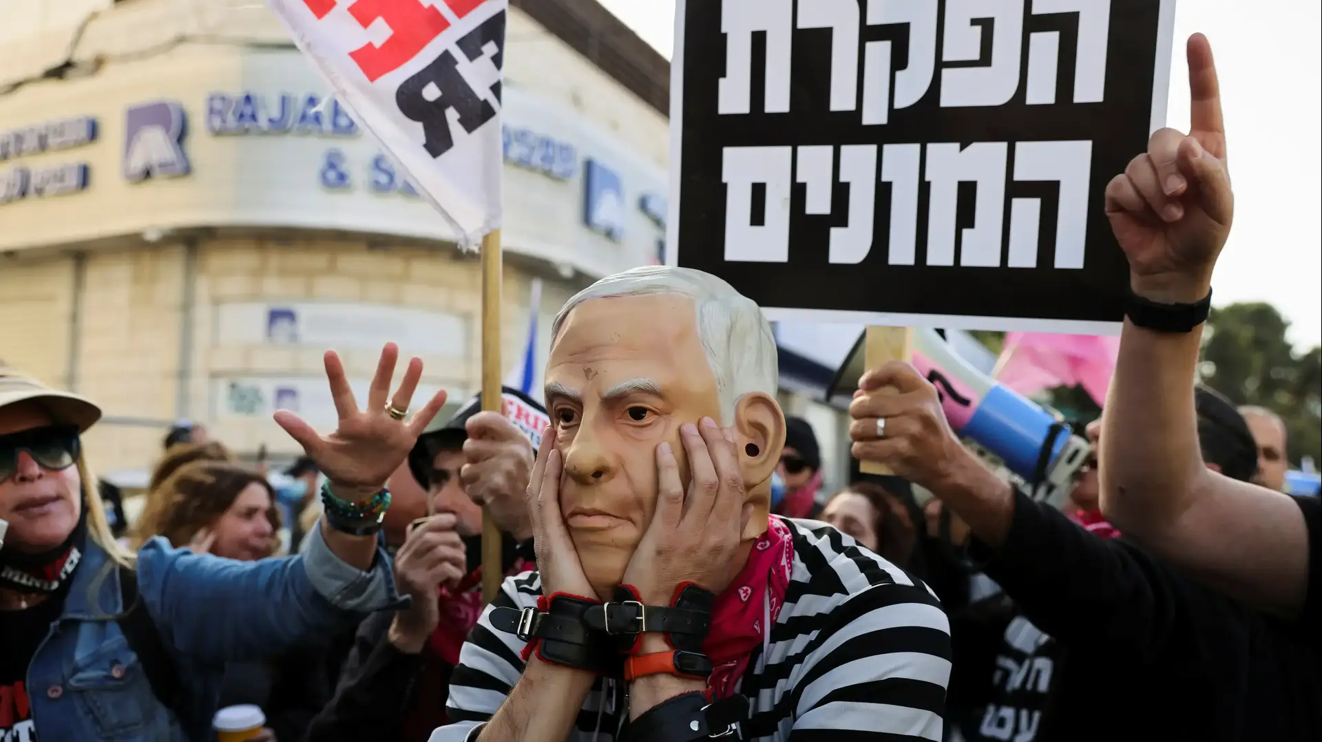 משפט נתניהו | הפגנת הדגלים השחורים מחוץ לבית המשפט המחוזי בירושלים 5 באפריל 2021 משפט נתניהו | הפגנת הדגלים השחורים מחוץ לבית המשפט המחוזי בירושלים 5 באפריל 2021