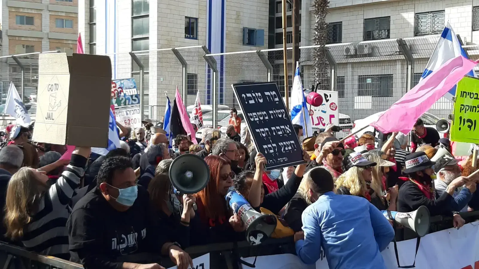 משפט נתניהו | הפגנת הדגלים השחורים מחוץ לבית המשפט המחוזי בירושלים 5 באפריל 2021 משפט נתניהו | הפגנת הדגלים השחורים מחוץ לבית המשפט המחוזי בירושלים 5 באפריל 2021