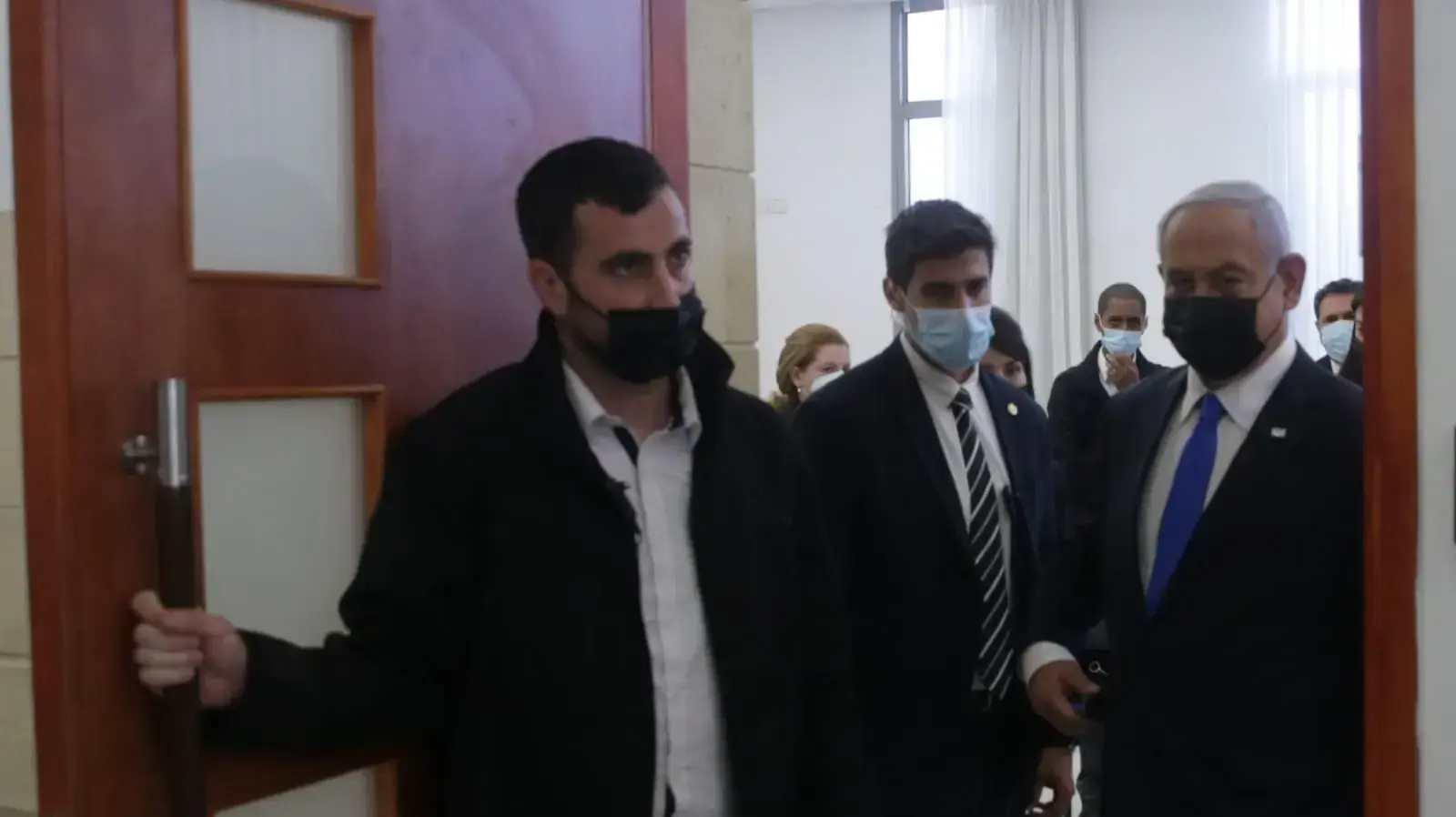 פתיחת משפטו של רה"מ | נתניהו עוזב את האולם לאחר דיון בעניינו 5 באפריל 2021 פתיחת משפטו של רה"מ | נתניהו עוזב את האולם לאחר דיון בעניינו 5 באפריל 2021