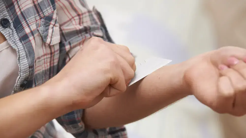 נערה חותכת את פרקי ידיה נערה חותכת את פרקי ידיה