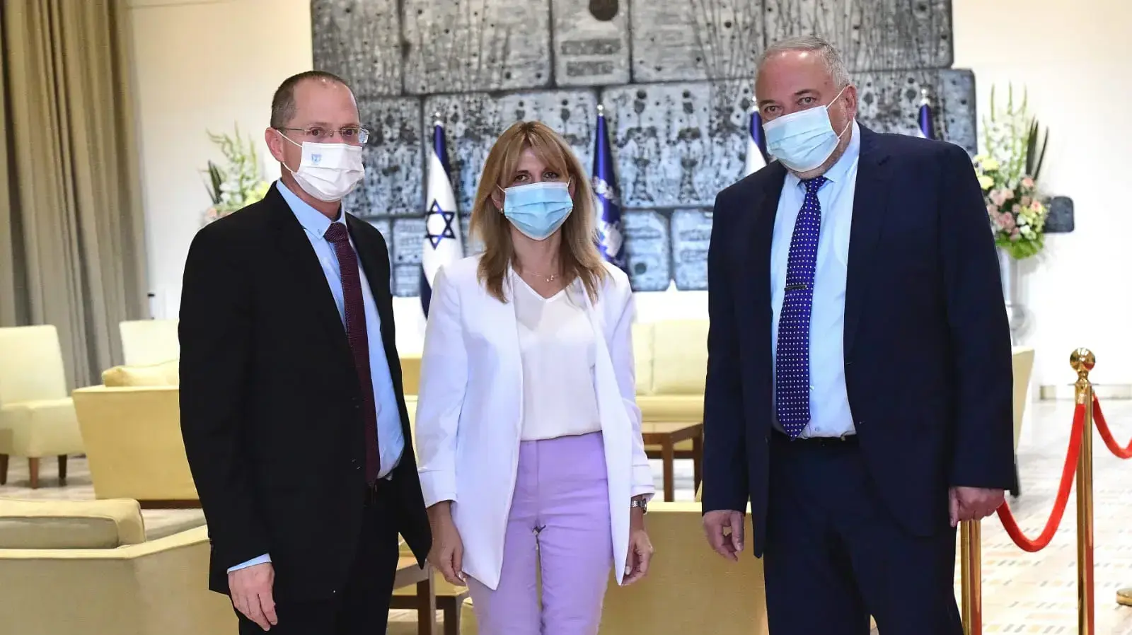 אביגדור ליברמן עודד פורר, ומנכ"לית המפלגה, אינה זילברגרץ מגישים המלצותיהם לנשיא ריבלין, 5 באפריל 2021 אביגדור ליברמן עודד פורר, ומנכ"לית המפלגה, אינה זילברגרץ מגישים המלצותיהם לנשיא ריבלין, 5 באפריל 2021