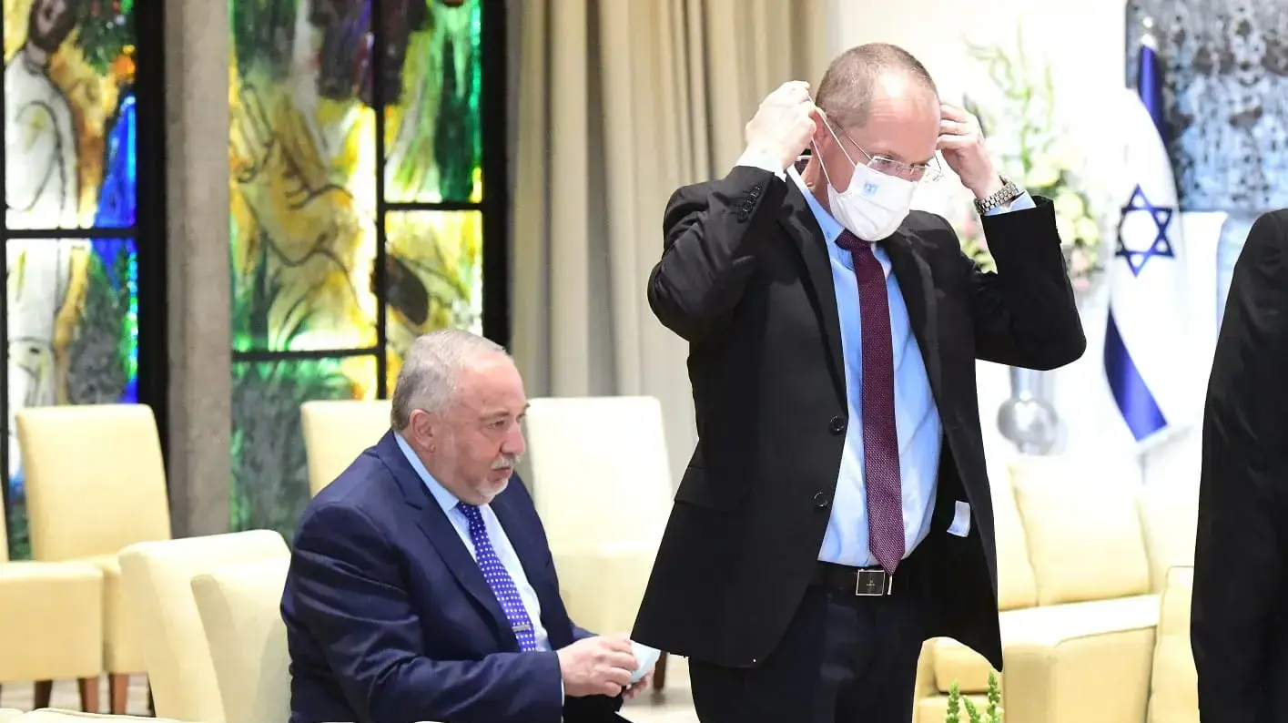 אביגדור ליברמן עודד פורר מגישים המלצותיהם לנשיא ריבלין, 5 באפריל 2021 אביגדור ליברמן עודד פורר מגישים המלצותיהם לנשיא ריבלין, 5 באפריל 2021