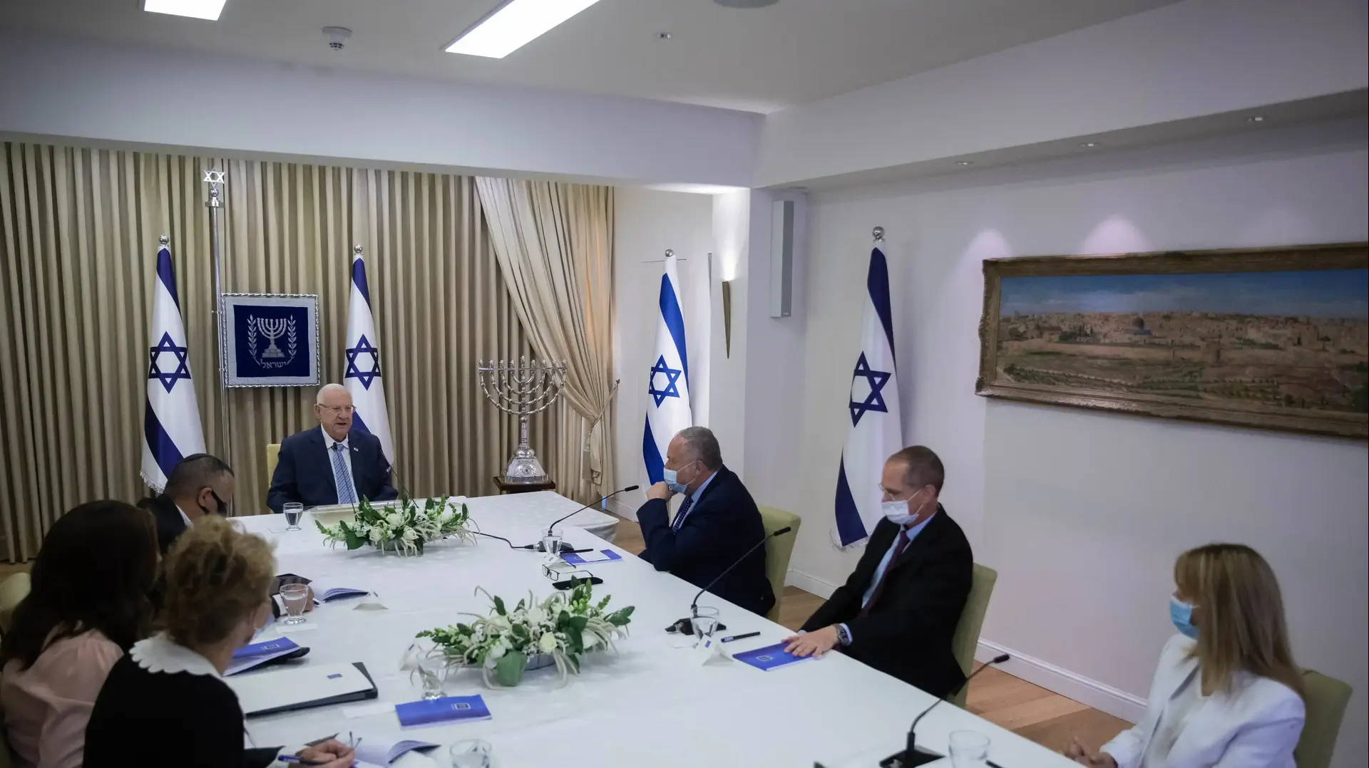 אביגדור ליברמן עודד פורר, ומנכ"לית המפלגה, אינה זילברגרץ מגישים המלצותיהם לנשיא ריבלין, 5 באפריל 2021 אביגדור ליברמן עודד פורר, ומנכ"לית המפלגה, אינה זילברגרץ מגישים המלצותיהם לנשיא ריבלין, 5 באפריל 2021