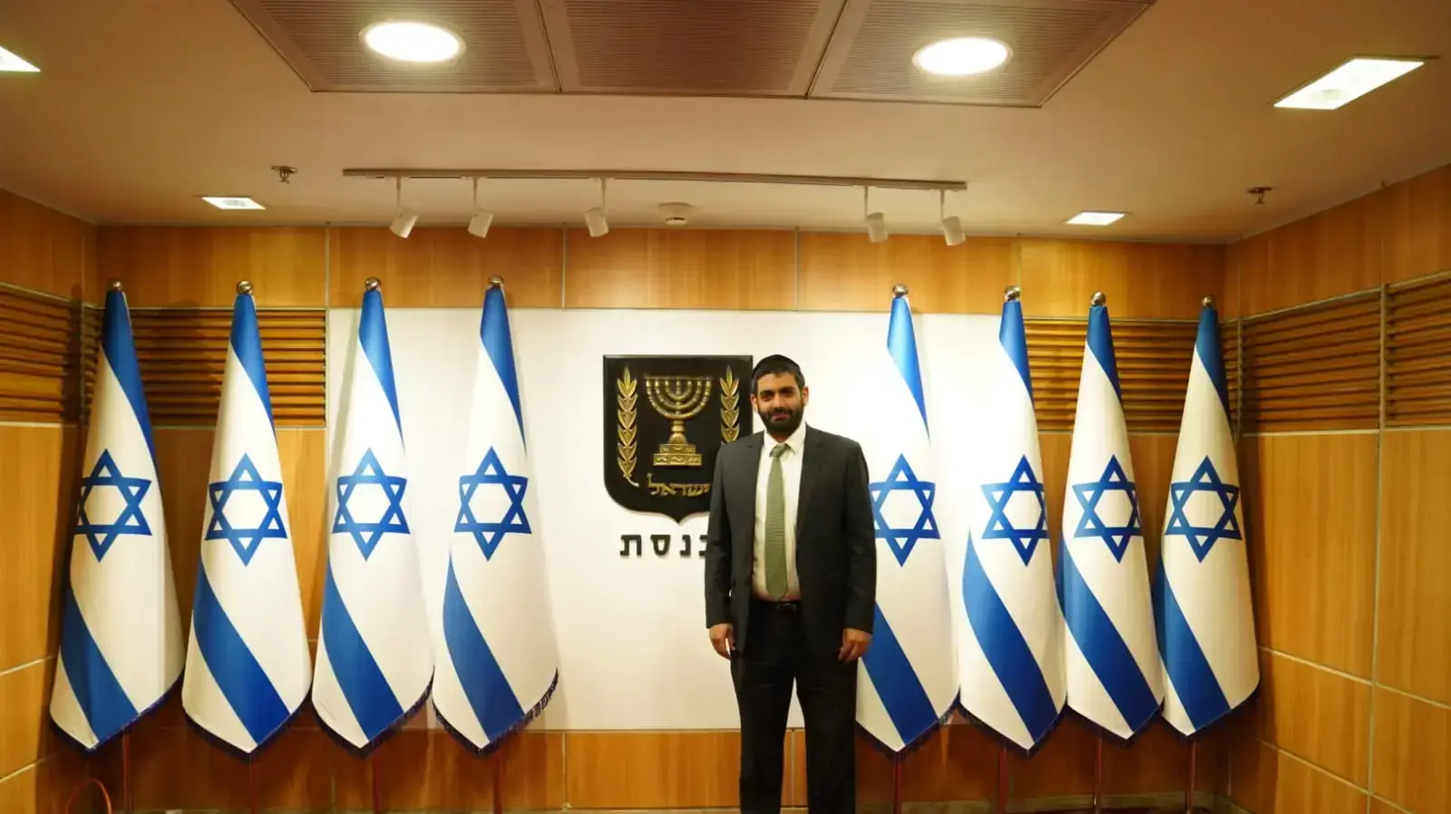 יום הצהרת האמונים של חברי הכנסת ה-24 במשכן נפתח עם כניסת ראשון חברי הכנסת, ח"כ מיכאל מלכיאלי
יום הצהרת האמונים של חברי הכנסת ה-24 במשכן נפתח עם כניסת ראשון חברי הכנסת, ח"כ מיכאל מלכיאלי