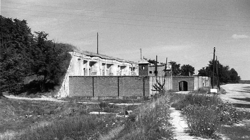 מראה "הפורט התשיעי" (המבצר) ליד גטו קובנה, לאחר השחרור, ליטא, 1944 מראה "הפורט התשיעי" (המבצר) ליד גטו קובנה, לאחר השחרור, ליטא, 1944