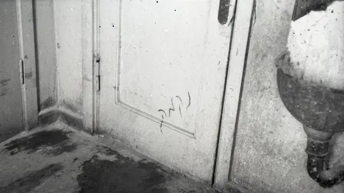 המילה "נקמה" כתובה בדם על דלת, גטו קובנה, ליטא, 1944 בקירוב המילה "נקמה" כתובה בדם על דלת, גטו קובנה, ליטא, 1944 בקירוב