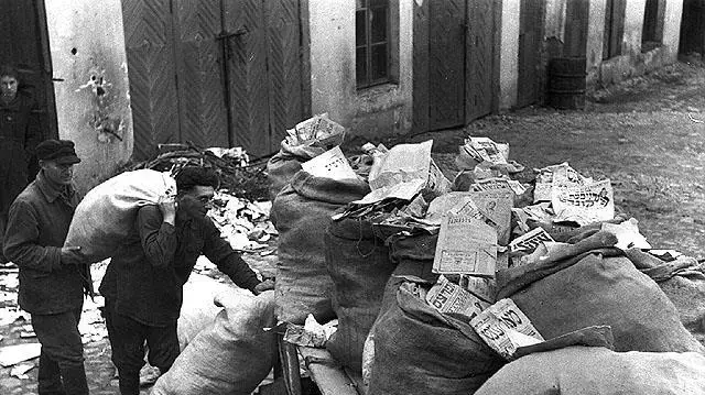 ערימות ספרים שהועברו לגטו קובנה, 1941 ערימות ספרים שהועברו לגטו קובנה, 1941