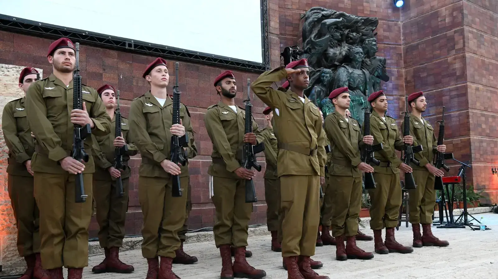 חיילי צה"ל בהכנות לעצרת יום השואה והגבורה ביד ושם, 7 באפריל 2021 חיילי צה"ל בהכנות לעצרת יום השואה והגבורה ביד ושם, 7 באפריל 2021