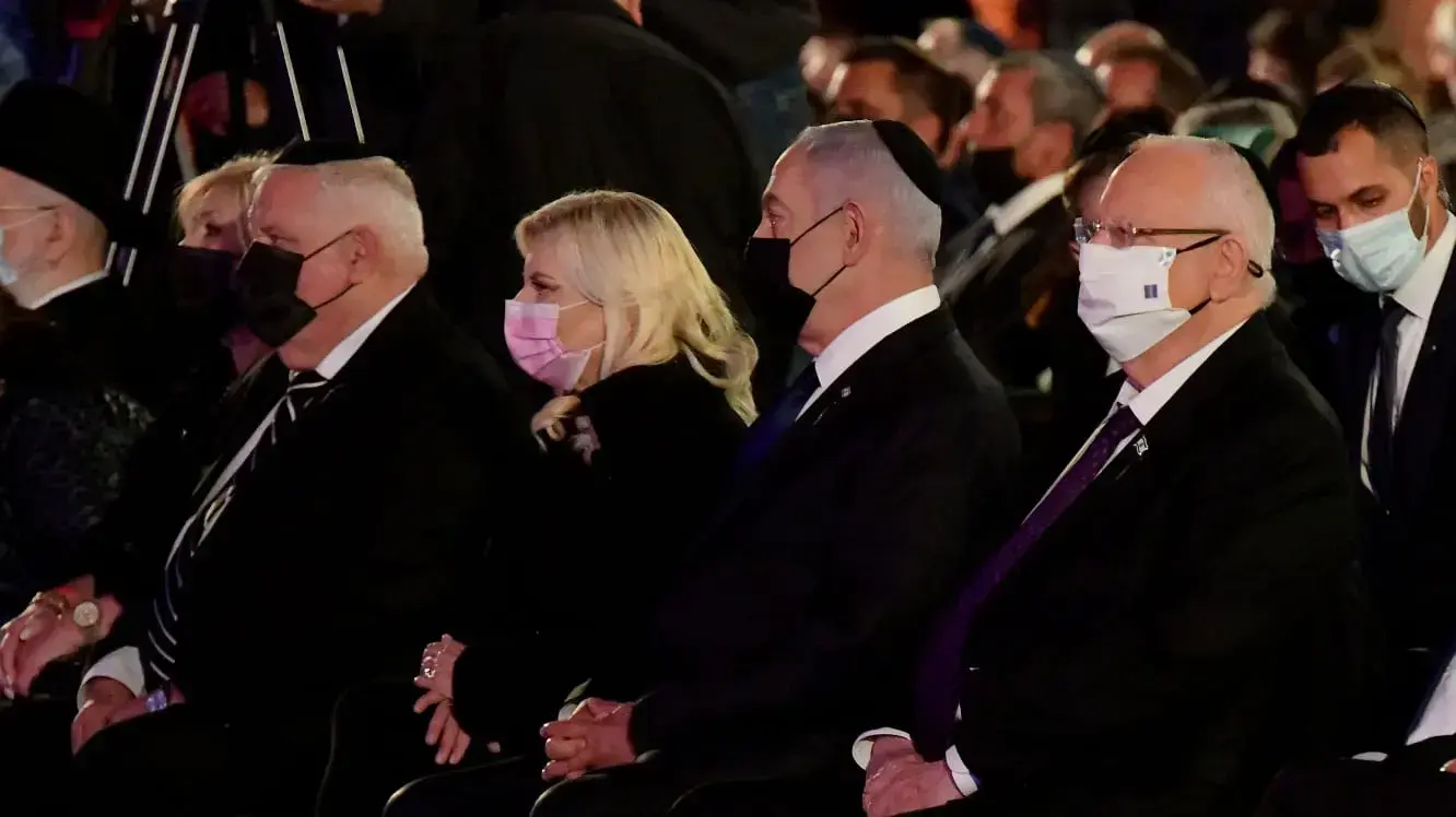 נשיא המדינה ראובן ריבלין, רה"מ בנימין נתניהו ורעייתו שרה בעצרת יום השואה והגבורה ביד ושם, 7 באפריל 2021 נשיא המדינה ראובן ריבלין, רה"מ בנימין נתניהו ורעייתו שרה בעצרת יום השואה והגבורה ביד ושם, 7 באפריל 2021