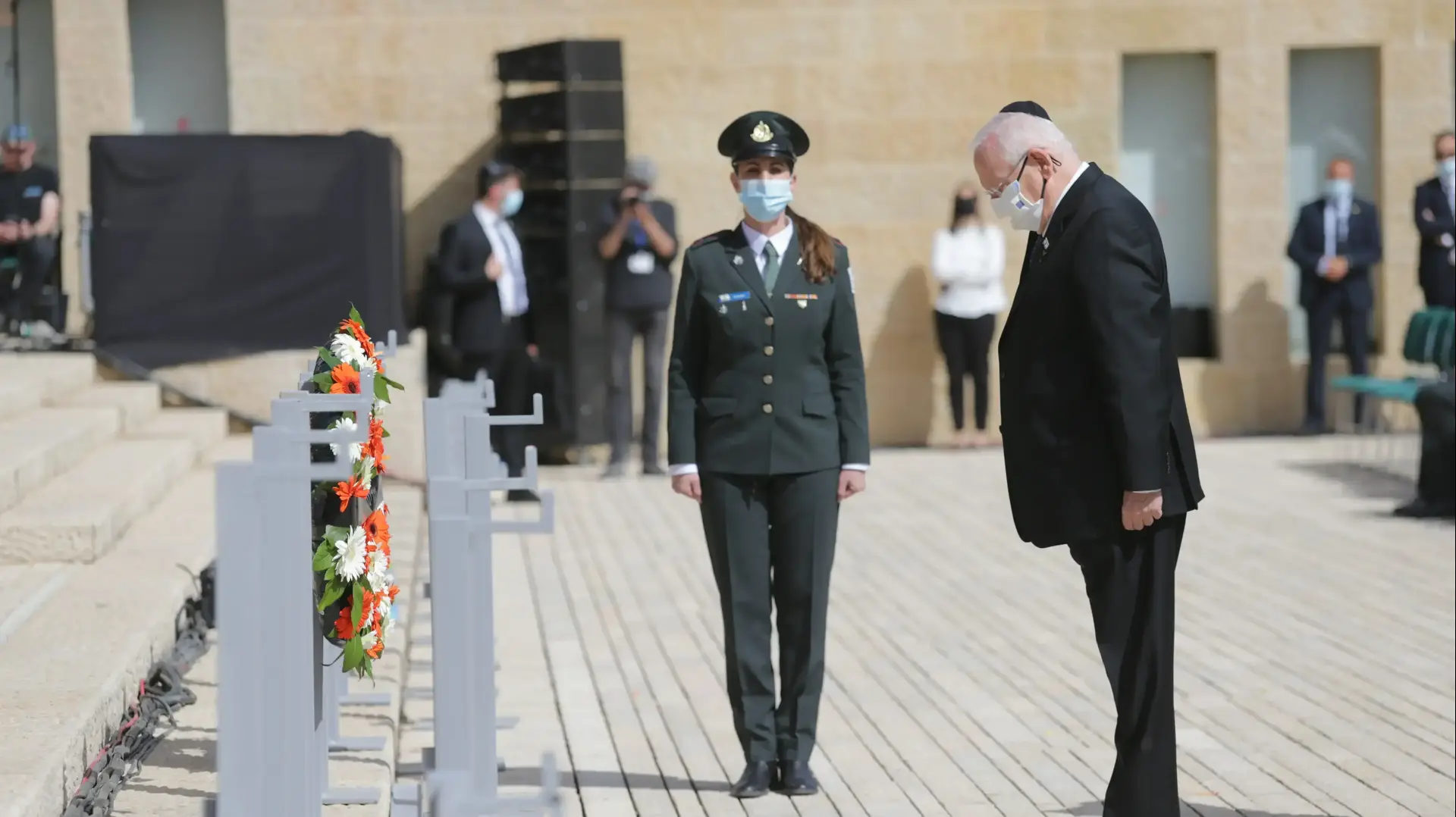 נשיא המדינה ראובן ריבלין בטקס הנחת הזרים ביום הזיכרון לשואה,"יד ושם", 8 באפריל 2021 נשיא המדינה ראובן ריבלין בטקס הנחת הזרים ביום הזיכרון לשואה,"יד ושם", 8 באפריל 2021