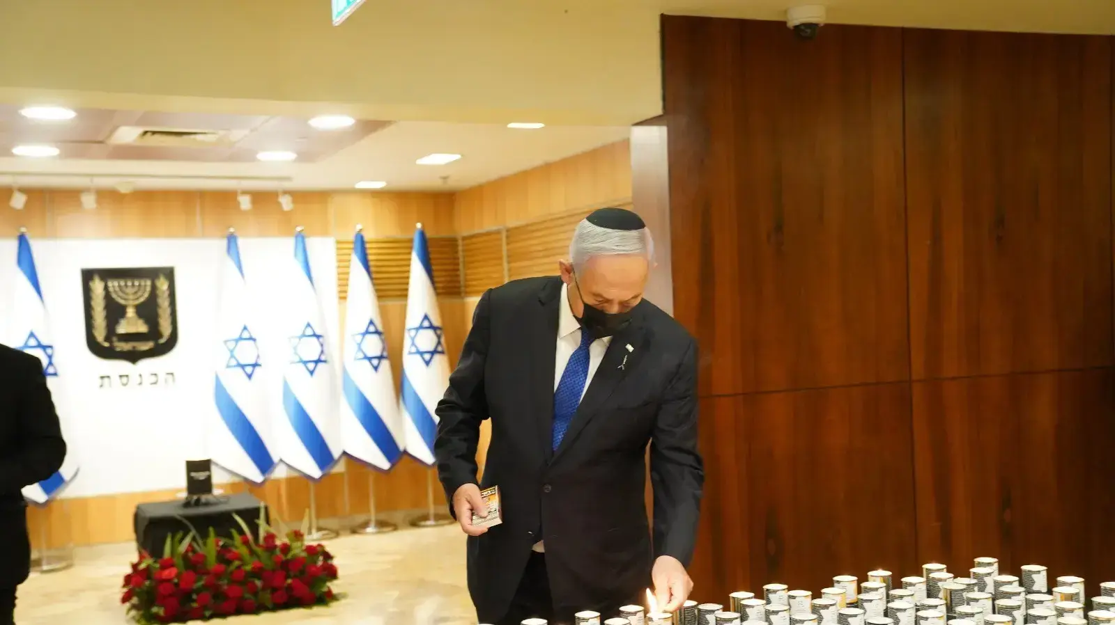ראש הממשלה בנימין נתניהו הדליק נר בטקס "לכל איש יש שם" כנסת, 8 באפריל 2021 ראש הממשלה בנימין נתניהו הדליק נר בטקס "לכל איש יש שם" כנסת, 8 באפריל 2021