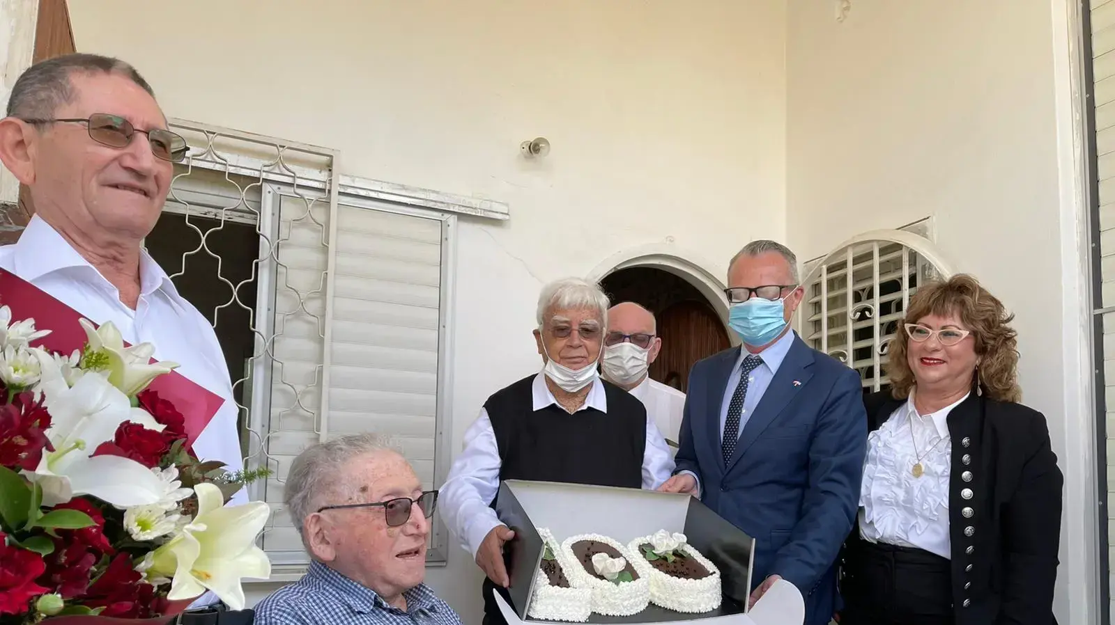 שגריר פולין בישראל מארק מאגיירובסקי מבקר את ישראל ידלין מפולין שחגג יום הולדת 100, קריית מוצקין, 8 באפריל 2021 שגריר פולין בישראל מארק מאגיירובסקי מבקר את ישראל ידלין מפולין שחגג יום הולדת 100, קריית מוצקין, 8 באפריל 2021