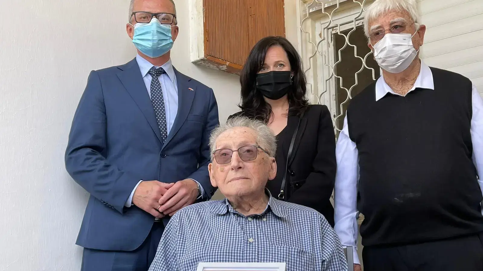 שגריר פולין בישראל מארק מאגיירובסקי וראש עיריית קריית מוצקין חיים צורי מבקרים את ישראל ידלין מפולין שחגג יום הולדת 100, קריית מוצקין, 8 באפריל 2021