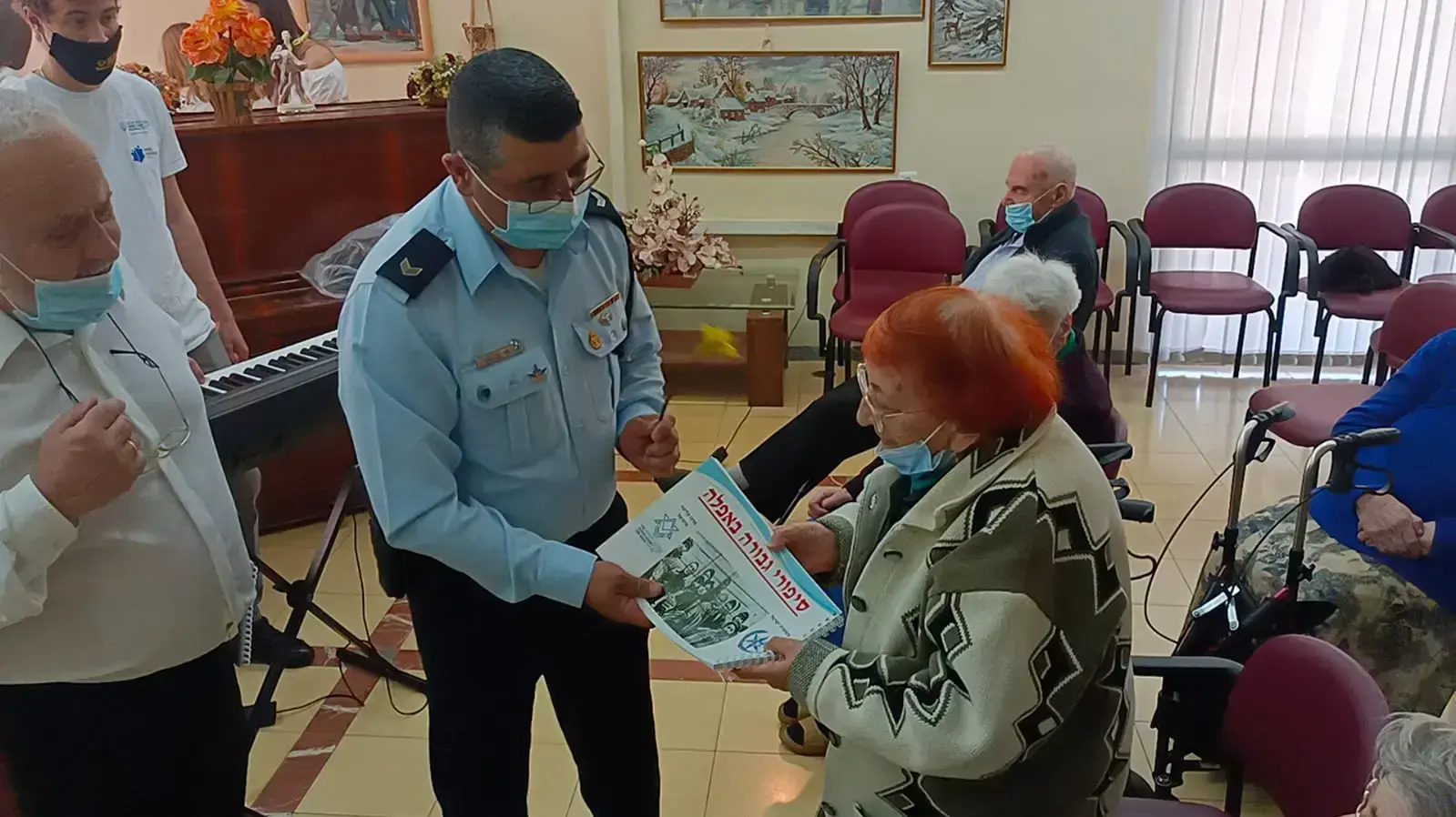 השוטר הדרוזי עם ניצולי שואה | פאיז אבו מנסור