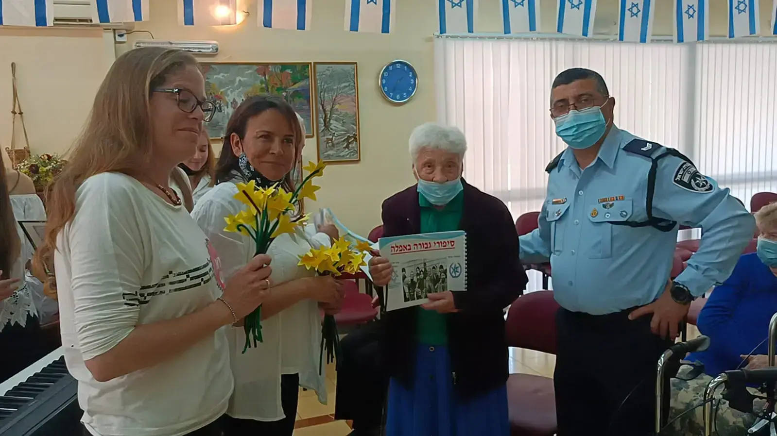 השוטר הדרוזי עם ניצולי שואה | פאיז אבו מנסור השוטר הדרוזי עם ניצולי שואה | פאיז אבו מנסור