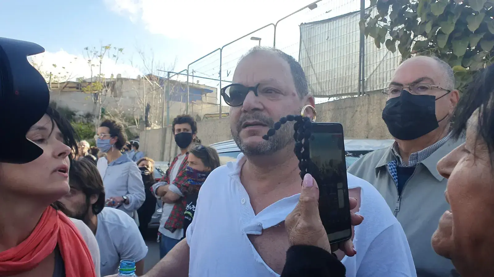 ח"כ עופר כסיף לאחר שהותקף בידי שוטרים בהפגנה בשכונת שיח ג'ראח במזרח ירושלים - 9 באפריל 2021 ח"כ עופר כסיף לאחר שהותקף בידי שוטרים בהפגנה בשכונת שיח ג'ראח במזרח ירושלים - 9 באפריל 2021