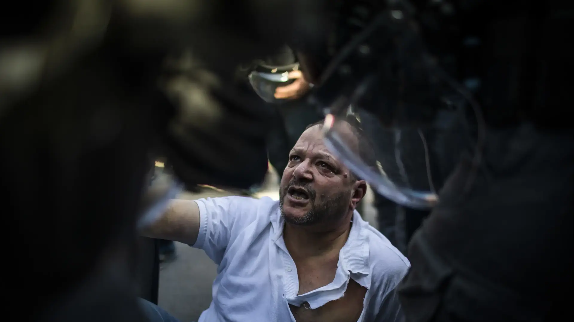 ח"כ עופר כסיף לאחר שהותקף בידי שוטרים בהפגנה בשכונת שיח ג'ראח במזרח ירושלים - 9 באפריל 2021 ח"כ עופר כסיף לאחר שהותקף בידי שוטרים בהפגנה בשכונת שיח ג'ראח במזרח ירושלים - 9 באפריל 2021
