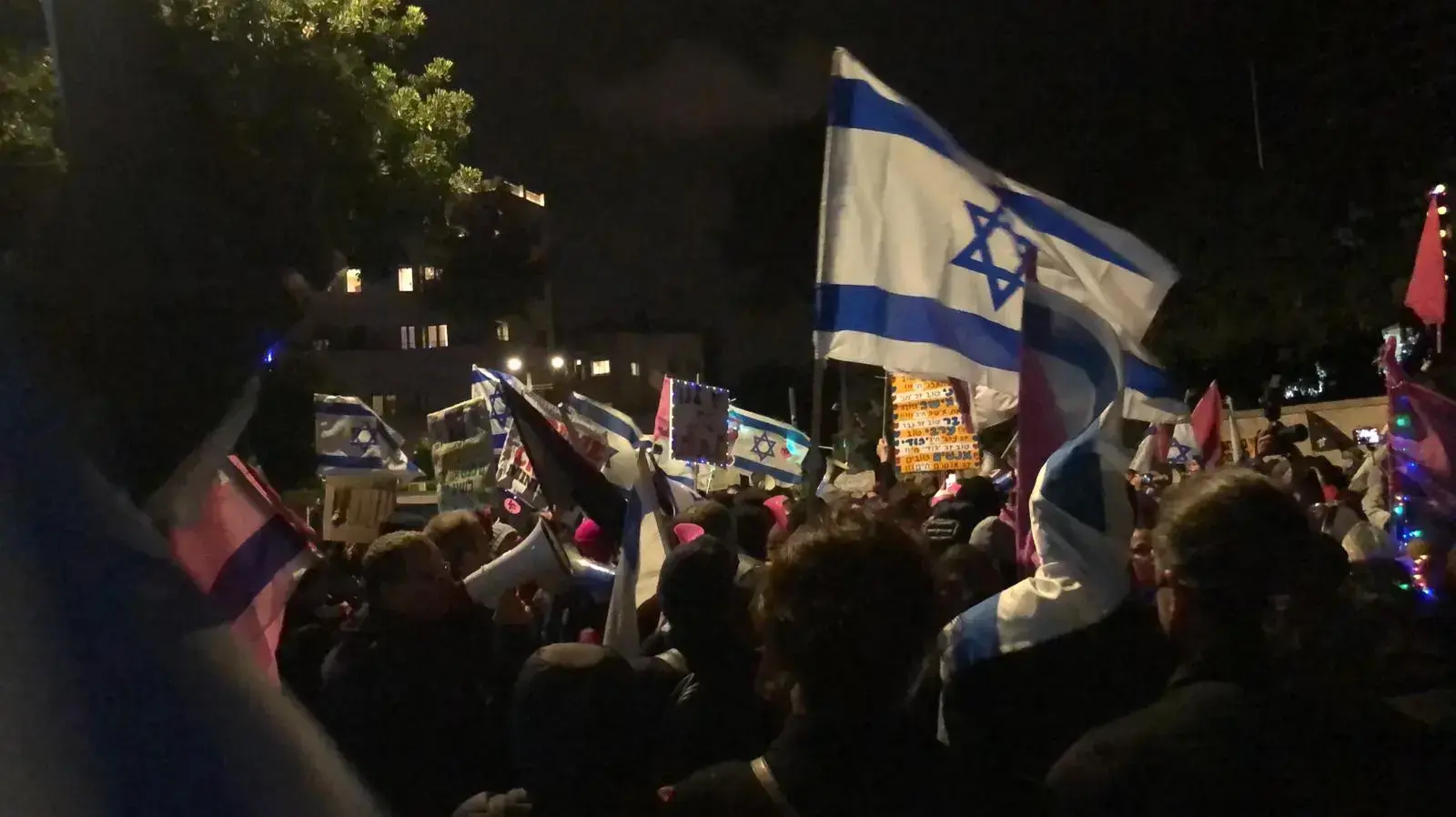 מפגינים מול מעון ראש הממשלה בבלפור, ירושלים, 10 באפריל 2021 מפגינים מול מעון ראש הממשלה בבלפור, ירושלים, 10 באפריל 2021