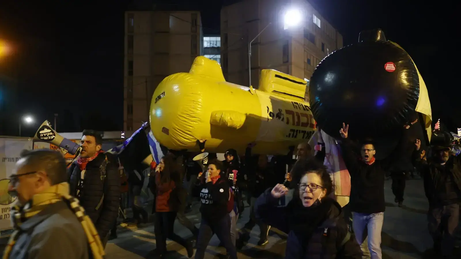 מפגינים בבלפור דורשים מנתניהו לצאת לנבצרות, 10 באפריל 2021 מפגינים בבלפור דורשים מנתניהו לצאת לנבצרות, 10 באפריל 2021