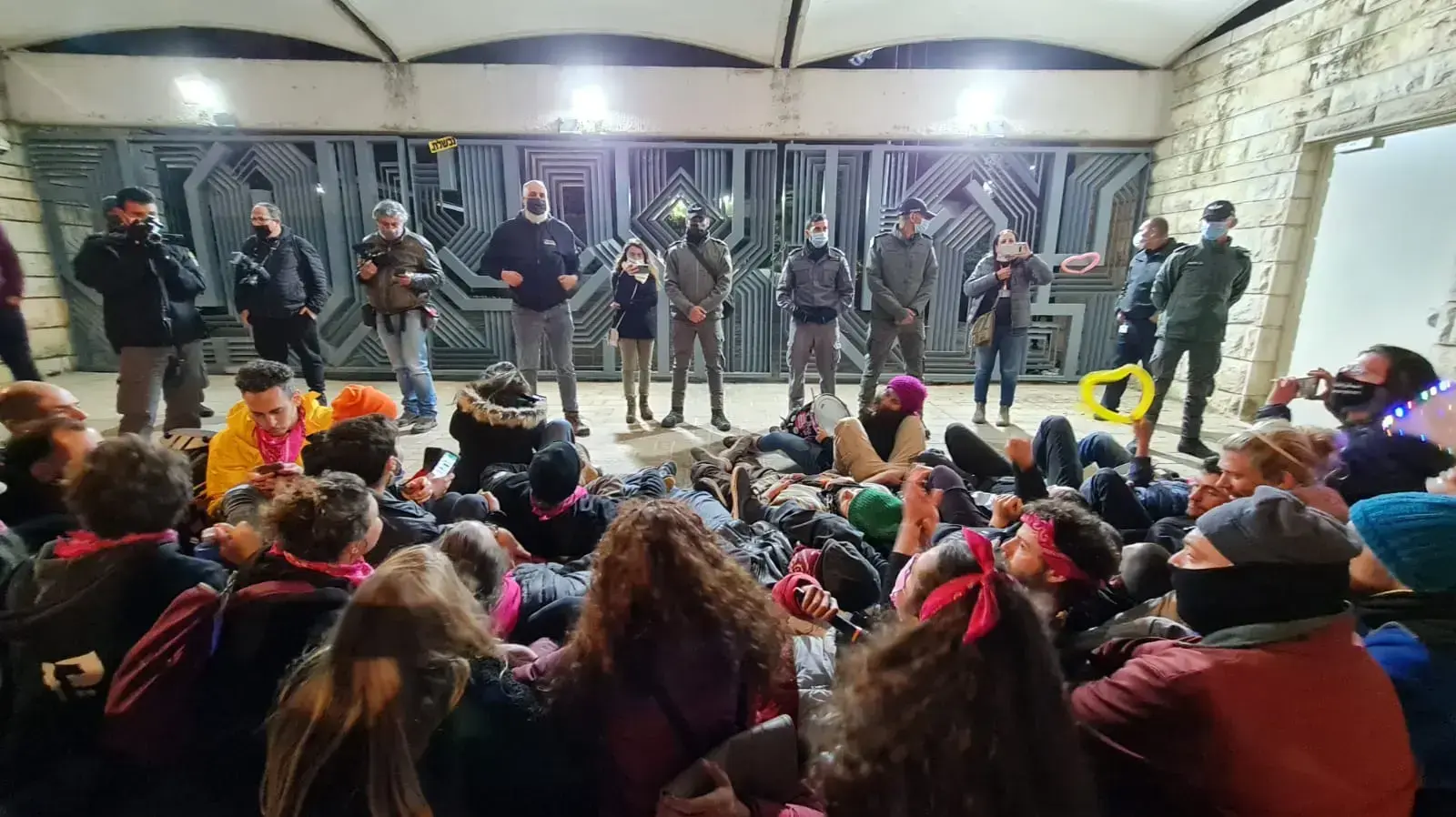 מפגינים שצעדו ממעון ראש הממשלה בבלפור לבית הנשיא, 10 באפריל 2021 מפגינים שצעדו ממעון ראש הממשלה בבלפור לבית הנשיא, 10 באפריל 2021