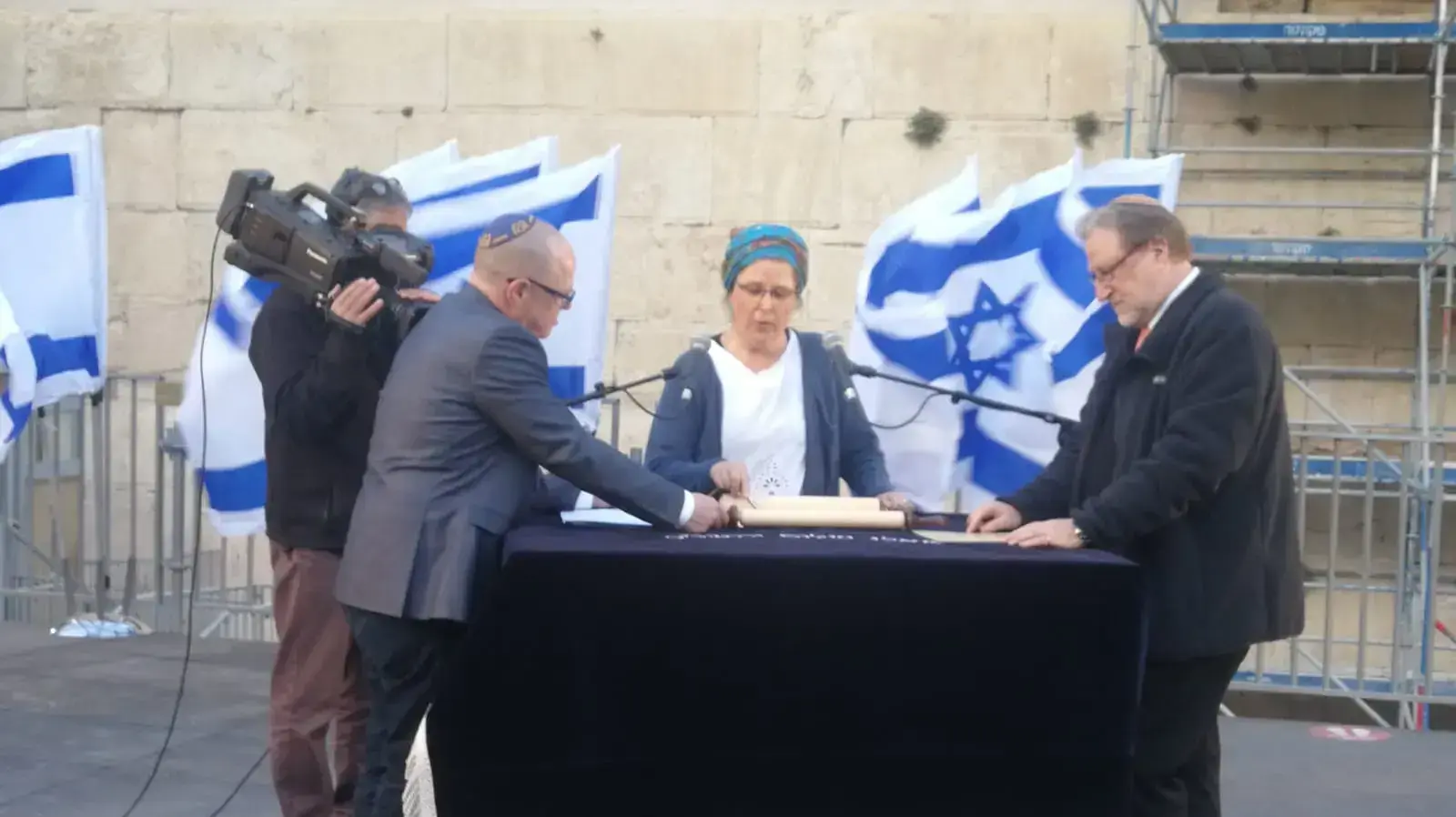 לרגל יום העצמאות: נציגים של כל זרמי היהדות קראו את מגילת העצמאות בכותל
