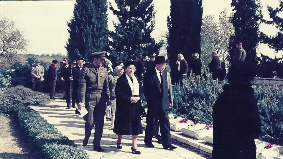 יצחק בן צבי ורחל ינאית בן צבי בטקס זכרון לבנם וששת חבריו יצחק בן צבי ורחל ינאית בן צבי בטקס זכרון לבנם וששת חבריו