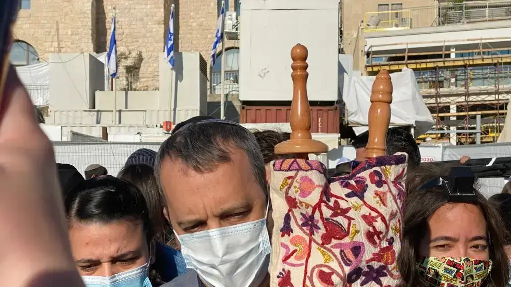 ח"כ גלעד קריב הכניס ספר תורה לרחבת הכותל המערבי בניגוד להנחיות היועץ המשפטי לממשלה והנהלים במקום, 13 באפריל 2021