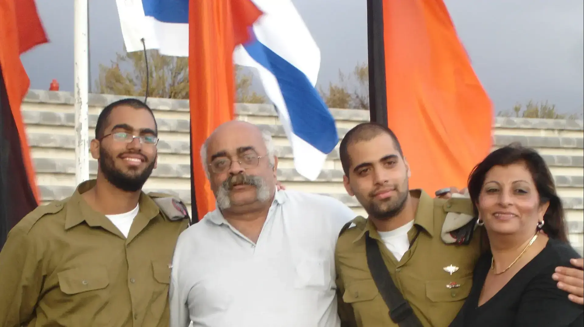 ברק רפאל דגורקר והוריו בטקס סיום טירונות של אחיו סהר ברק רפאל דגורקר והוריו בטקס סיום טירונות של אחיו סהר