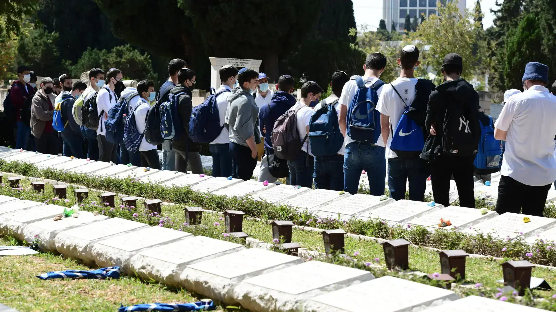 לקראת יום הזיכרון- תלמידי תיכון פקדו את בית העלמין הצבאי נחלת יצחק גבעתיים , 13 באפריל 2021 לקראת יום הזיכרון- תלמידי תיכון פקדו את בית העלמין הצבאי נחלת יצחק גבעתיים , 13 באפריל 2021