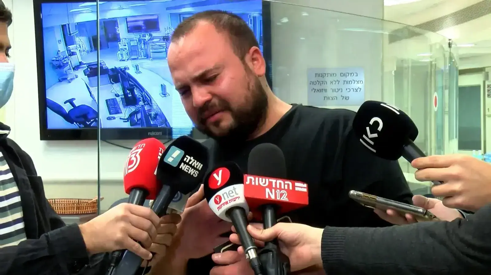אבי סעידיאן, אחיו של איציק, נכה צה"ל שהצית עצמו, בי"ח שיבא תל השומר, 13 באפריל 2021 אבי סעידיאן, אחיו של איציק, נכה צה"ל שהצית עצמו, בי"ח שיבא תל השומר, 13 באפריל 2021