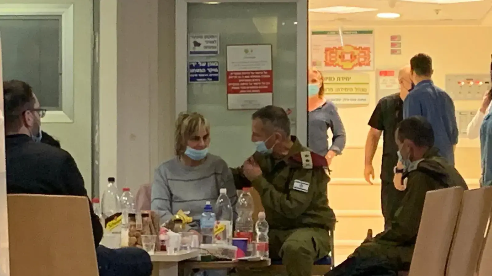 הרמטכ"ל אביב כוכבי עם משפחתו של איציק סעידיאן, נכה צה"ל שהצית עצמו, בי"ח שיבא תל השומר, 13 באפריל 2021 הרמטכ"ל אביב כוכבי עם משפחתו של איציק סעידיאן, נכה צה"ל שהצית עצמו, בי"ח שיבא תל השומר, 13 באפריל 2021