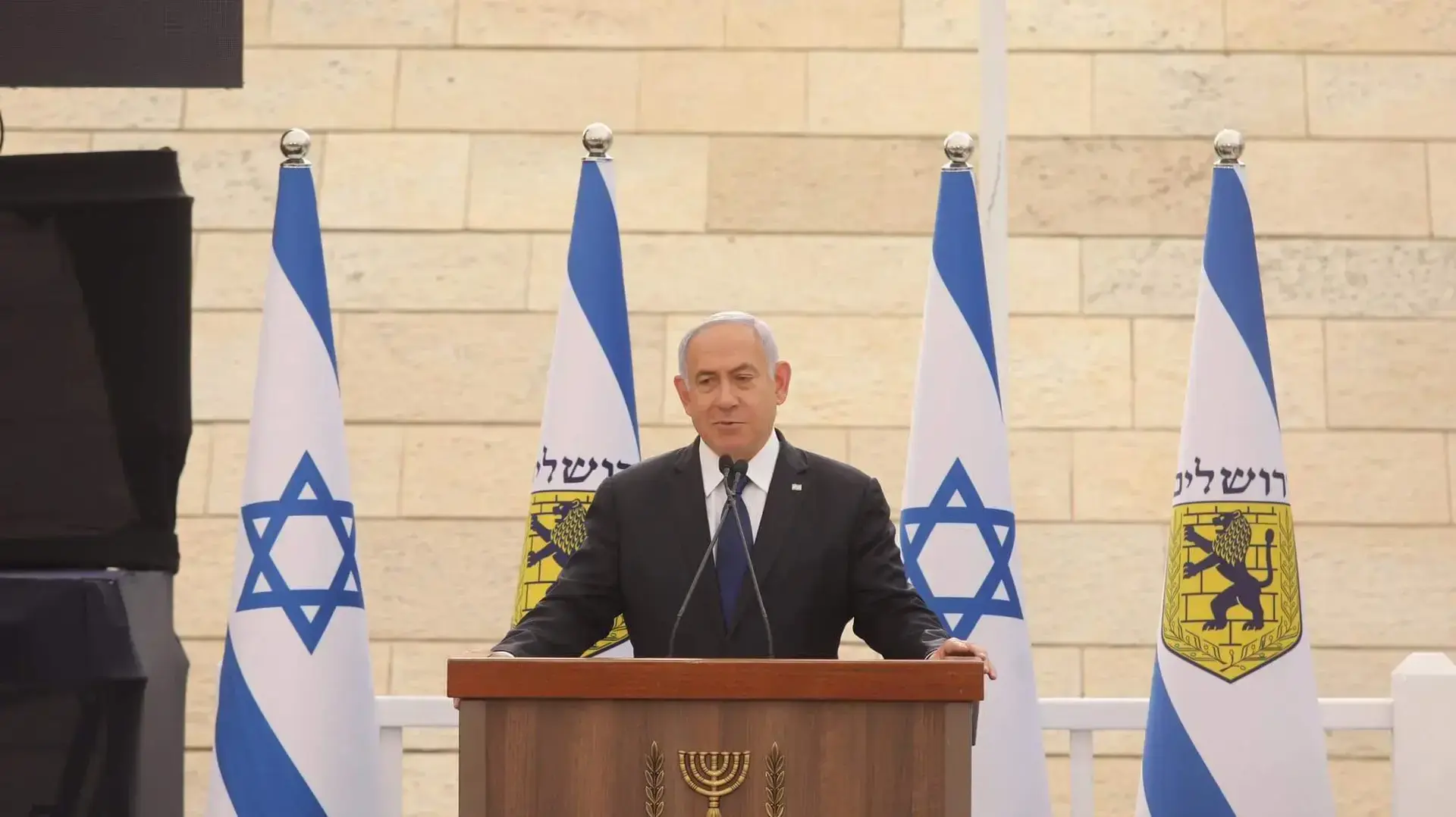 רה"מ, בנימין נתניהו במהלך נאומו בטקס אזכרה לחללי מערכות ישראל בבית יד לבנים, ירושלים 13 באפריל 2021 רה"מ, בנימין נתניהו במהלך נאומו בטקס אזכרה לחללי מערכות ישראל בבית יד לבנים, ירושלים 13 באפריל 2021