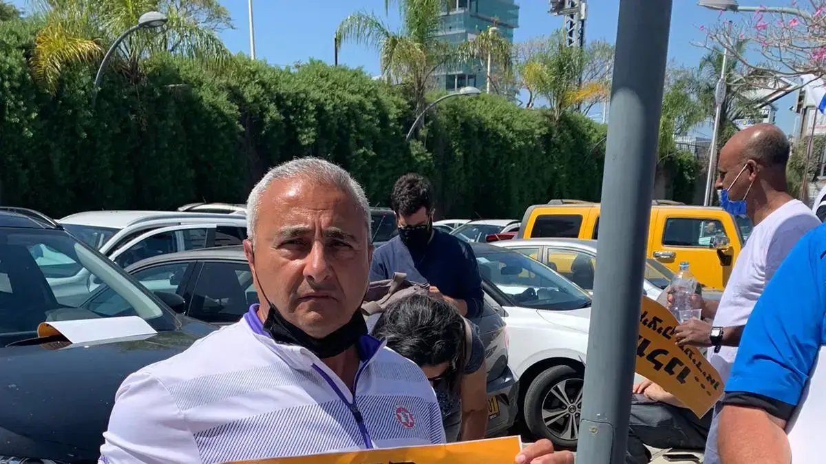 אזרחים עומדים בצפירה מול אגף השיקום של משרד הביטחון, פ"ת 14 במרץ 2021 אזרחים עומדים בצפירה מול אגף השיקום של משרד הביטחון, פ"ת 14 במרץ 2021