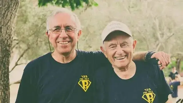 משה בכר עם בנו עוזי משה בכר עם בנו עוזי