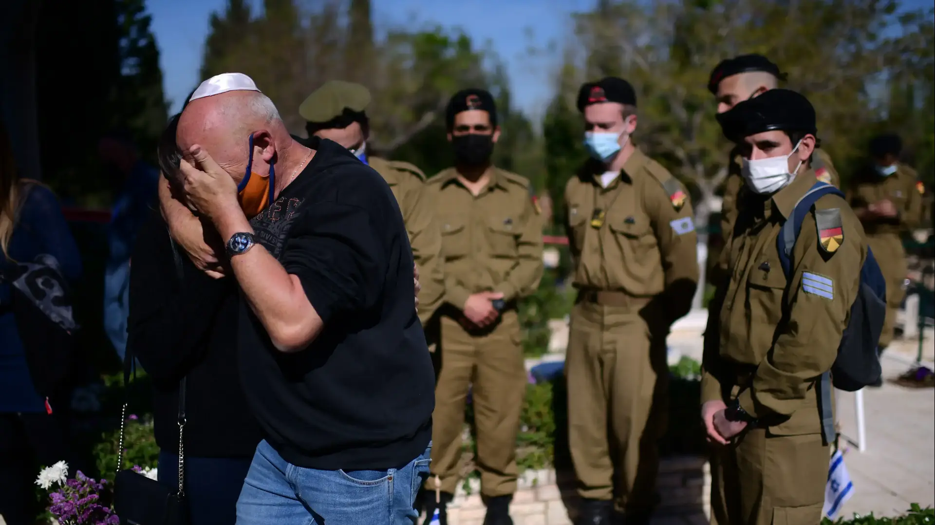 משפחות שכולות מבקרים את יקיריהם בקרית שאול, תל אביב 14 באפריל 2021 משפחות שכולות מבקרים את יקיריהם בקרית שאול, תל אביב 14 באפריל 2021