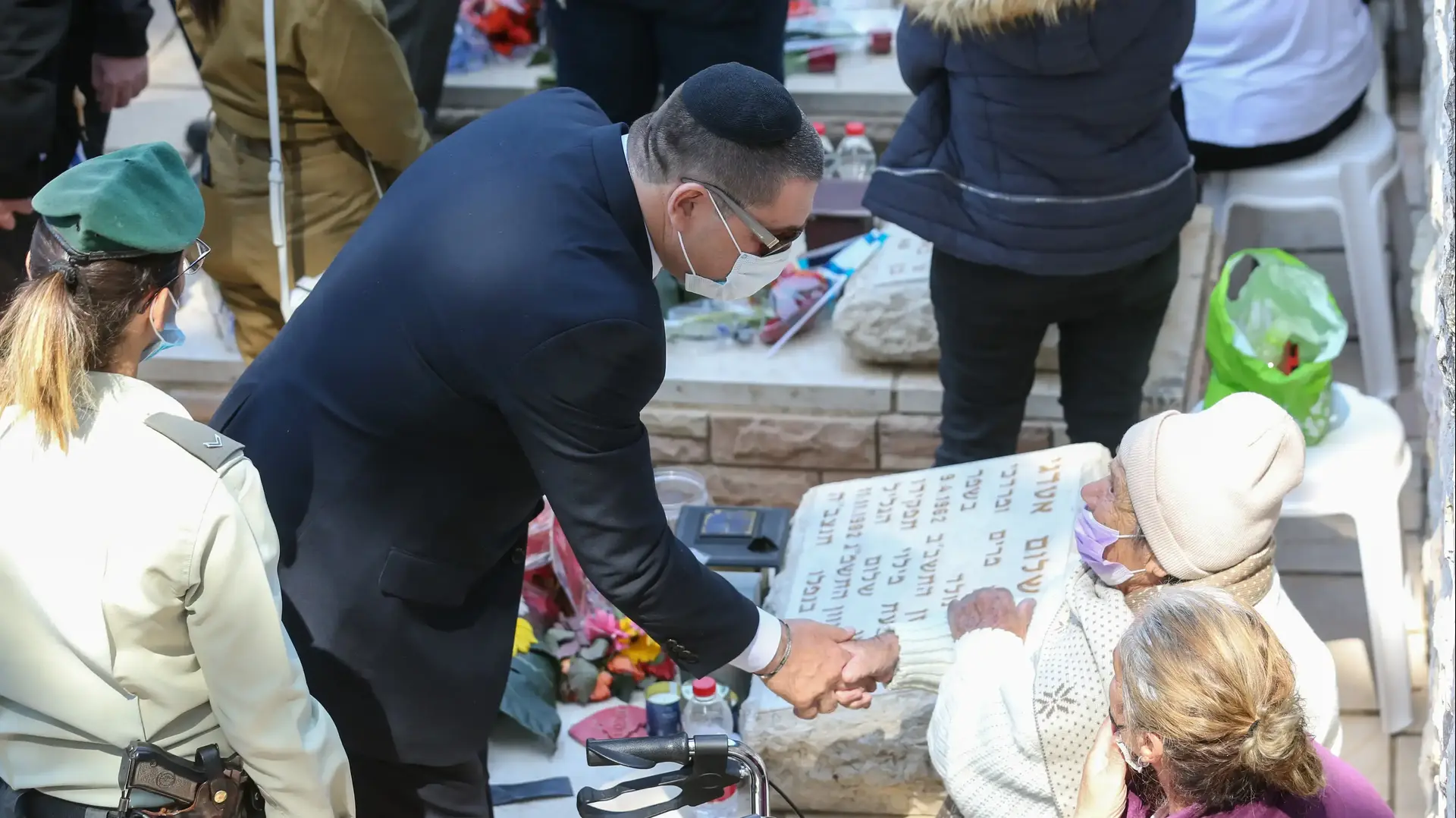 משפחות שכולות מבקרים את יקיריהם בקרית בית העלמין, צפת 14 באפריל 2021 משפחות שכולות מבקרים את יקיריהם בקרית בית העלמין, צפת 14 באפריל 2021
