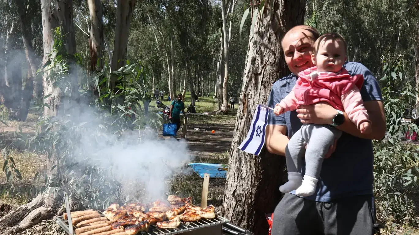 מטיילים פוקדים את יער חדרה 15 באפריל 2021 מטיילים פוקדים את יער חדרה 15 באפריל 2021